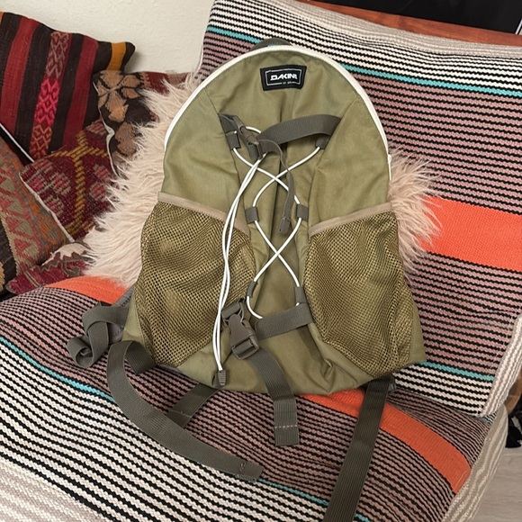 Dakine Green Wonder 15L Backpack - Picture 1 of 14